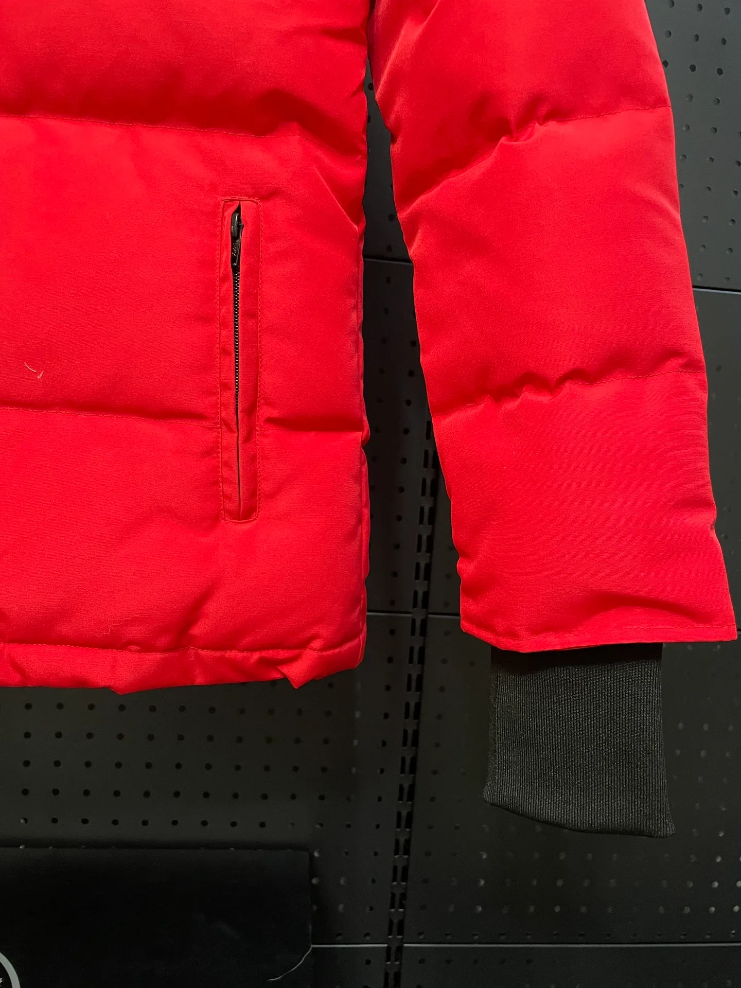 P880 Red Canadian CANADA GOOES 04/Female model. The Arctic and Antarctic scientific expedition teams and others all choose Canada Goose as their cold-proof equipment. They are the Rolls-Royce of down jackets.  ➖ Industry-leading anti-counterfeiting chip sensing.  ➖ Imported Behringer embroidery machines and customized embroidery labels, the highest level and industry leading.  ➖ Imported Korean 21-count polyester-cotton blended original fabric, TC85 waterproof coated fabric, water-repellent, windproof and wear-resistant.  ➖ The new national standard 80 white duck down is filled with an average of 520 grams of down. The amount of down filled is industry-leading.  ➖ 100% nylon lining with double double-layer sealing design to prevent velvet running, and seamless thread design on the cuffs!  ➖ Western Canadian Green Wolf Collar.  ➖ Yoshida YKK provides original factory-customized electroplated sliders. YKK two-way lockable zippers are tight and smooth and do not peel off paint.  ➖ 3M composite Velcro is durable and the accessories and hardware are all custom-made. Only for the purest goose, the most dedicated, the most professional, the highest quality, the highest cost performance!    SIZE:XS-XXL